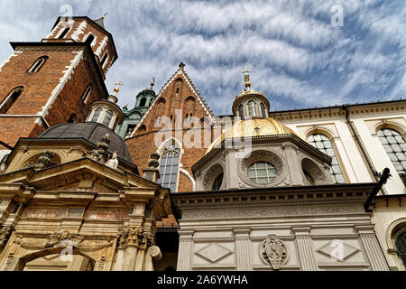 Cracovia in Polonia. Il 18 agosto, 2019. Il Royal Archcathedral Basilica dei Santi Stanislao e Venceslao sul colle di Wawel a Cracovia, Polonia. Foto Stock