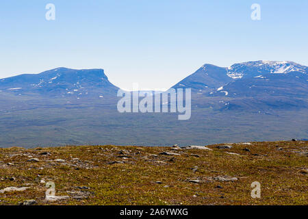 A forma di U chiamato valle Tjuonavagge nella regione artica della Svezia in estate Foto Stock