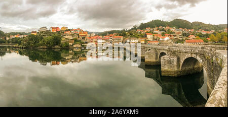 Vista panoramica di meravigliose vecchio ponte romano che attraversa un fiume in Portogallo, il riflesso del ponte e il villaggio nel fiume ancora nessuno in th Foto Stock