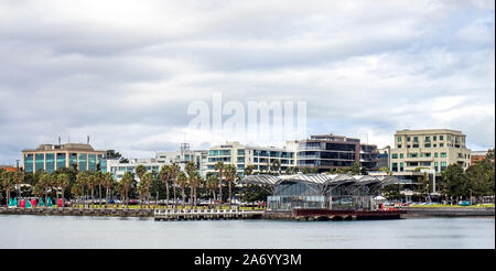 Alta densità appartamenti alloggiamento lungo sulla Baia di Corio Foreshore Reserve Geelong Victoria Australia. Foto Stock