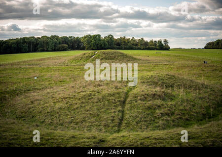 Età del Bronzo round carriole adiacente al sito di Stonehenge Cursus su Salisbury Plain, Wiltshire, Regno Unito Foto Stock