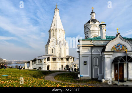 MOSCA, RUSSIA - OTTOBRE 11 2014: La Chiesa dell'Ascensione 1532, la prima chiesa in pietra con tetto a tenda a Kolomenskoye, Mosca, Russia. Foto Stock