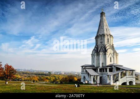 MOSCA, RUSSIA - OTTOBRE 11 2014: La Chiesa dell'Ascensione 1532, la prima chiesa in pietra con tetto a tenda a Kolomenskoye, Mosca, Russia. Foto Stock