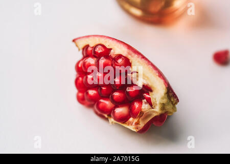 Mature frutto di melograno segmento isolato su bianco. Con il tracciato di ritaglio. Foto Stock
