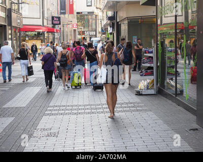 KOELN, Germania - circa agosto 2019: Persone in Hohe Strasse (significato High Street) shopping street Foto Stock