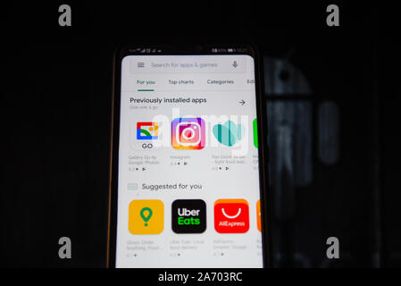 In questa illustrazione della foto Google play App store i logo visualizzati su uno smartphone. Foto Stock