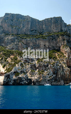 Esplorare in barca la spettacolare costa del Golfo di Orosei costa nel Parco Nazionale del Gennargentu Ogliastra / Nuoro Sardegna Italia Europa Foto Stock