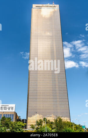 Seoul COREA , 23 settembre 2019 : vista verticale del 63 grattacielo quadrata di un edificio d'oro sull isola di Yeouido Seoul COREA DEL SUD Foto Stock