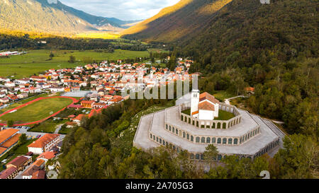 St Anton Chiesa e Kobarid Ossario Caporetto Memorial dalla prima guerra mondiale. Antenna fuco View Foto Stock