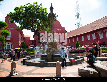 MALACCA,Malesia, ottobre ,14,2019 Unidentical di turista in chiesa rossa in Malacca città patrimonio dell'umanità della Malaysia Foto Stock