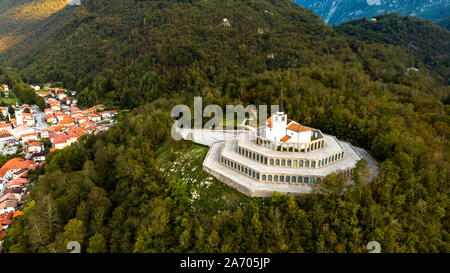 St Anton Chiesa e Kobarid Ossario Caporetto Memorial dalla prima guerra mondiale. Antenna fuco View Foto Stock