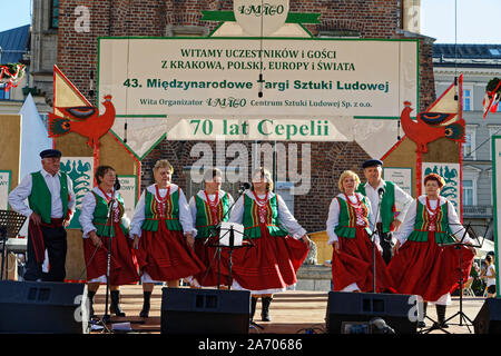 Cracovia in Polonia. Il 18 agosto, 2019. Il gruppo folk esegue sul palco per la Piazza del Mercato di Cracovia , Polonia. Foto Stock