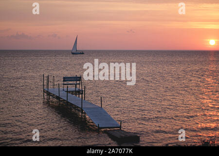 Tramonto su una barca e piccolo molo in Sister Bay in Door County, Wisconsin Foto Stock