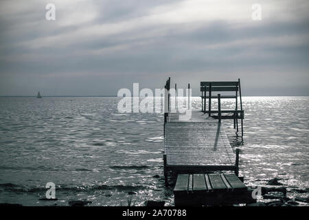 Cielo nuvoloso su un piccolo molo in Sister Bay in Door County, Wisconsin Foto Stock