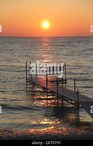 Tramonto su un piccolo molo in Sister Bay in Door County, Wisconsin Foto Stock