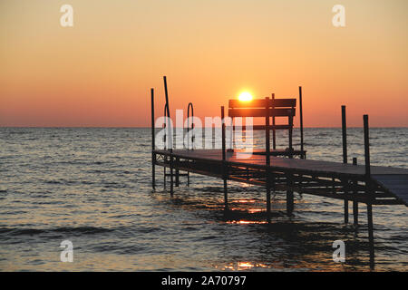 Tramonto su un piccolo molo in Sister Bay in Door County, Wisconsin Foto Stock