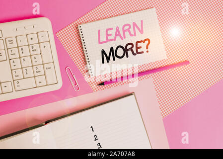 La scrittura della nota mostra ulteriori informazioni domanda. Il concetto di business per acquisire conoscenze o abilità a studiare la pratica di scrittura di attrezzature e computer alimentari plac Foto Stock