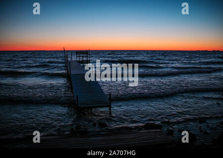 Tramonto su un piccolo molo in Sister Bay in Door County, Wisconsin Foto Stock