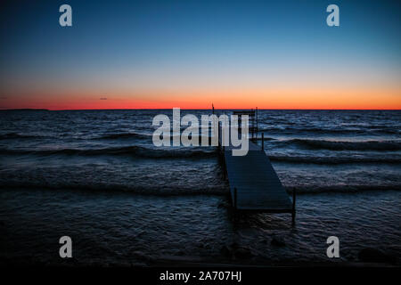 Tramonto su un piccolo molo in Sister Bay in Door County, Wisconsin Foto Stock