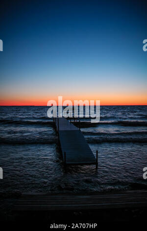 Tramonto su un piccolo molo in Sister Bay in Door County, Wisconsin Foto Stock