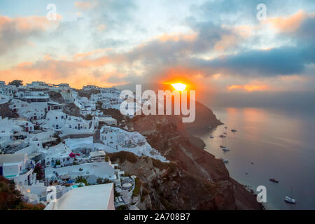 La Grecia. Isola di Santorini. Case bianche in Oia sull isola di Santorini. Yacht e catamarani nell'ancoraggio. Sunrise Foto Stock