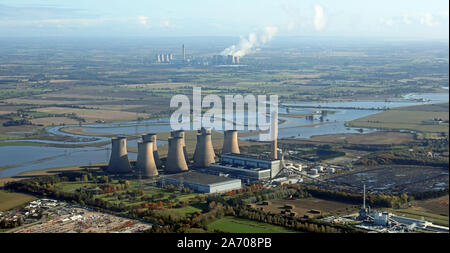 Vista aerea di Eggborough Power Station con Drax Power Station a distanza Foto Stock