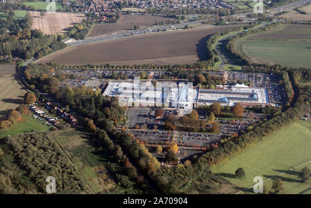 Vista aerea di York Designer Outlet (ex MacArthur Glen) Retail Park vicino a York Foto Stock