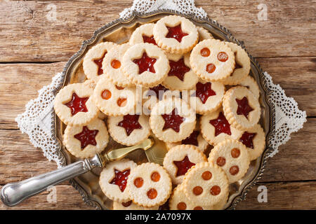 Linzer cookies con marmellata su una piastra sul tavolo. Tradizionale austriaca con biscotti riempito. Parte superiore orizzontale vista da sopra Foto Stock