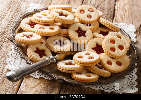 Linzer cookies con marmellata su una piastra sul tavolo. Tradizionale austriaca con biscotti riempito. orizzontale Foto Stock