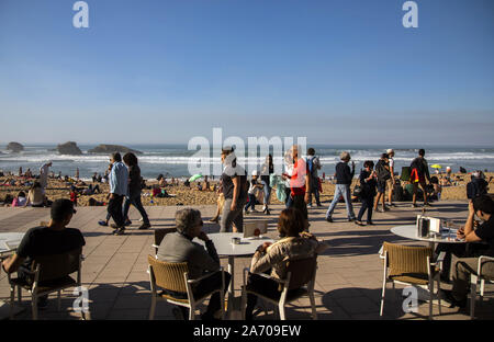 Biarritz (sud-ovest della Francia). 2019/02/27. Vacanze di febbraio. In particolare temperatura mite di 27 gradi. La gente del posto e i turisti in costume da stor Foto Stock