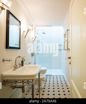 Elegante e lussuoso bagno in villa. Nessuno all'interno Foto Stock