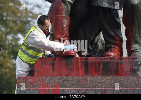 Ostrava, Repubblica Ceca. 29 ott 2019. Una ditta specializzata ha iniziato a pulire l'esercito rosso Memorial a Ostrava, Repubblica Ceca, il 29 ottobre 2019, che un ignoto vandalo irrorato con il colore rosso e spruzzato iscrizioni a pochi giorni fa. Credito: Jaroslav Ozana/CTK foto/Alamy Live News Foto Stock