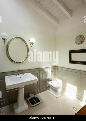 Elegante e lussuoso bagno in villa. Nessuno all'interno Foto Stock