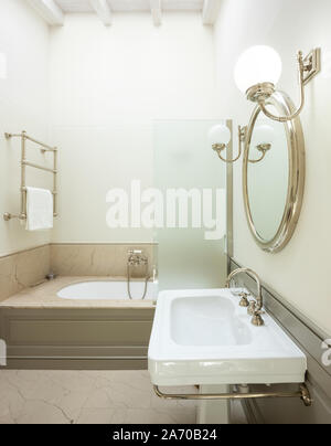 Elegante e lussuoso bagno in villa. Nessuno all'interno Foto Stock