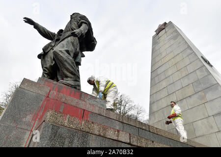 Ostrava, Repubblica Ceca. 29 ott 2019. Una ditta specializzata ha iniziato a pulire l'esercito rosso Memorial a Ostrava, Repubblica Ceca, il 29 ottobre 2019, che un ignoto vandalo irrorato con il colore rosso e spruzzato iscrizioni a pochi giorni fa. Credito: Jaroslav Ozana/CTK foto/Alamy Live News Foto Stock