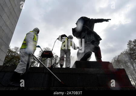 Ostrava, Repubblica Ceca. 29 ott 2019. Una ditta specializzata ha iniziato a pulire l'esercito rosso Memorial a Ostrava, Repubblica Ceca, il 29 ottobre 2019, che un ignoto vandalo irrorato con il colore rosso e spruzzato iscrizioni a pochi giorni fa. Credito: Jaroslav Ozana/CTK foto/Alamy Live News Foto Stock