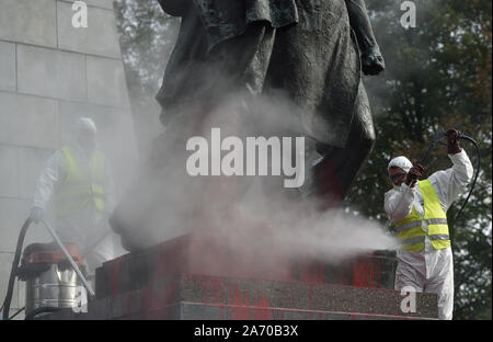 Ostrava, Repubblica Ceca. 29 ott 2019. Una ditta specializzata ha iniziato a pulire l'esercito rosso Memorial a Ostrava, Repubblica Ceca, il 29 ottobre 2019, che un ignoto vandalo irrorato con il colore rosso e spruzzato iscrizioni a pochi giorni fa. Credito: Jaroslav Ozana/CTK foto/Alamy Live News Foto Stock