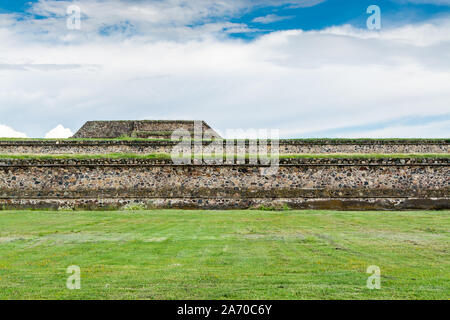 Rovine del significativo dal punto di vista dell'architettura Mesoamerican piramidi e prateria verde situato in corrispondenza di Teotihuacan, antica città Mesoamerican situato in Foto Stock