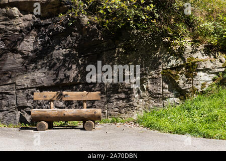 Panca in legno nel parco Foto Stock