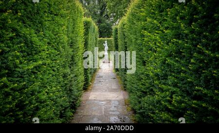 Splendidi fiori, alberi e piante e giardino paesaggistico di Sissinghurst Caslte Gardens Foto Stock