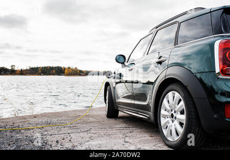 Mini Countryman auto elettrica carica da parte di spiaggia Foto Stock