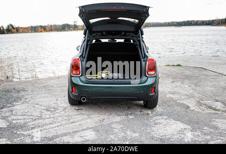 Vista posteriore di una MINI Countryman auto elettrica con un lead nel bagagliaio Foto Stock