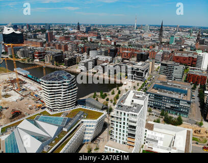 Luftbild: die Skyline von Hamburg un Neuentwicklungsgebieten und Baustellen im Bereich der alten Speicherstadt u.a. mit dem Marco Polo Tower, der Elbp Foto Stock