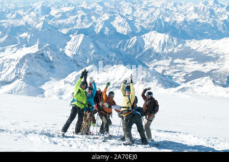 Un gruppo di freeskier celebra la giornata fantastica sulle imponenti ghiacciai del Monte Rosa in Italia Foto Stock