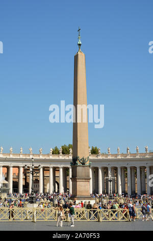 Saint Peters Square con le antiche obelisco egiziano nella Città del Vaticano Roma - Italia. Foto Stock