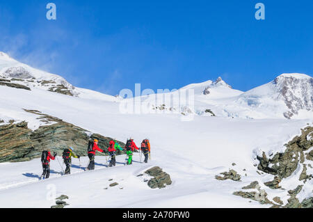 Fune ascendente del team alla cima della montagna in alto la regione alpina del Monte Rosa in inverno Foto Stock