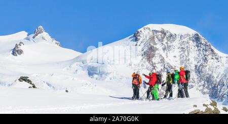 Fune ascendente del team alla cima della montagna in alto la regione alpina del Monte Rosa in inverno Foto Stock