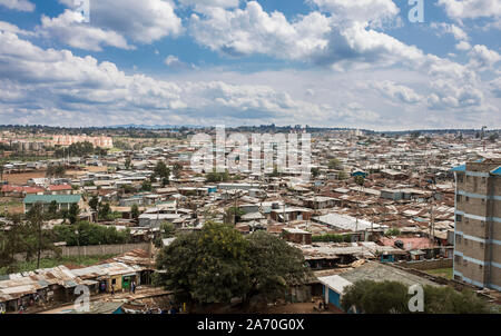 Bassa vista aerea di Kibera slum di Nairobi in Kenya. Foto Stock