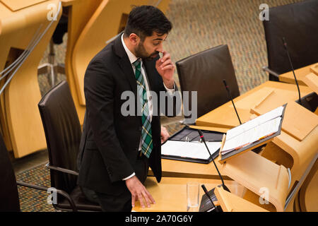 Edinburgh, Regno Unito. 29 ott 2019. Edimburgo, 29 ottobre 2019.Nella foto: Yousaf Humza MSP - Gabinetto del Ministro della giustizia. Parlando in Parlamento circa il 39 persone cinesi trovati morti nel retro di un camion in risposta ad una domanda posta: per chiedere al governo scozzese di quali risorse si ripartisce per indirizzare il traffico di esseri umani e sfruttamento. Credito: Colin Fisher/Alamy Live News Foto Stock