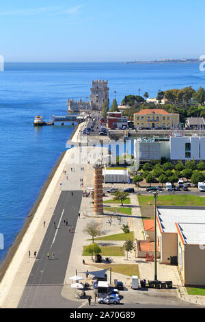 Esplanada À Margem, Belem faro e la Torre di Belem dalla parte superiore del Monumento alle Scoperte, fiume Tago, Belem, Lisbona, Portogallo. Foto Stock